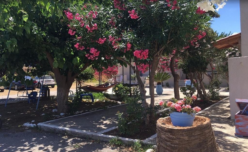 Апартаменты Andy'S Gardens Йеранион Экстерьер фото